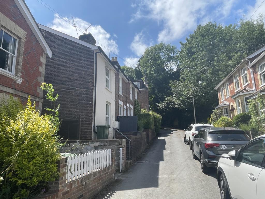 Lot: 34 - HOUSE FOR REFURBISHMENT AND STRUCTURAL REPAIR - Street scene of Woodside Road